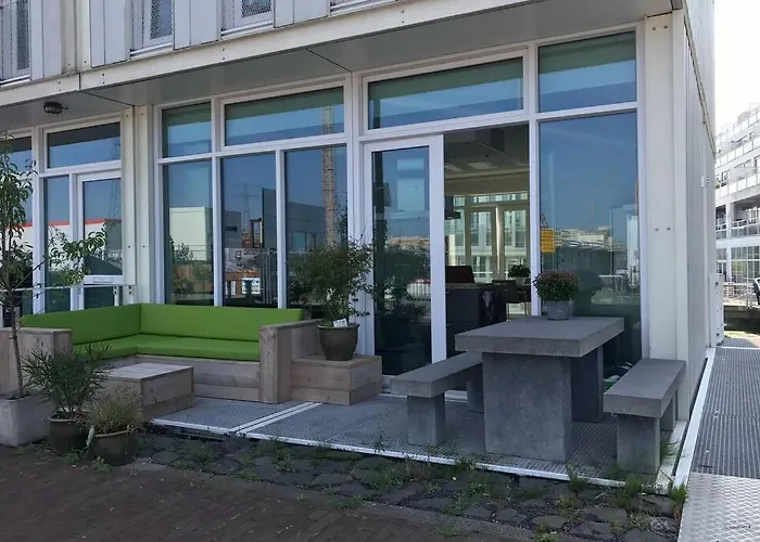 Large And Cosy House On The Water: Free Parking