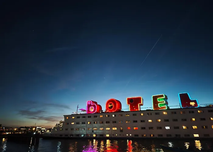 Hotel near College: Botel